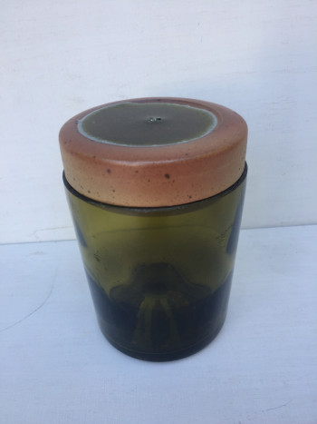 Glasdose mit Steinzeugdeckel